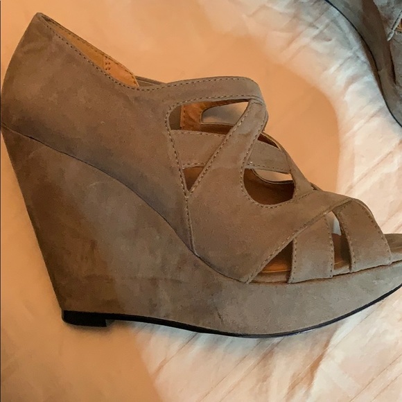 NINE WEST WEDGE - Picture 2 of 3